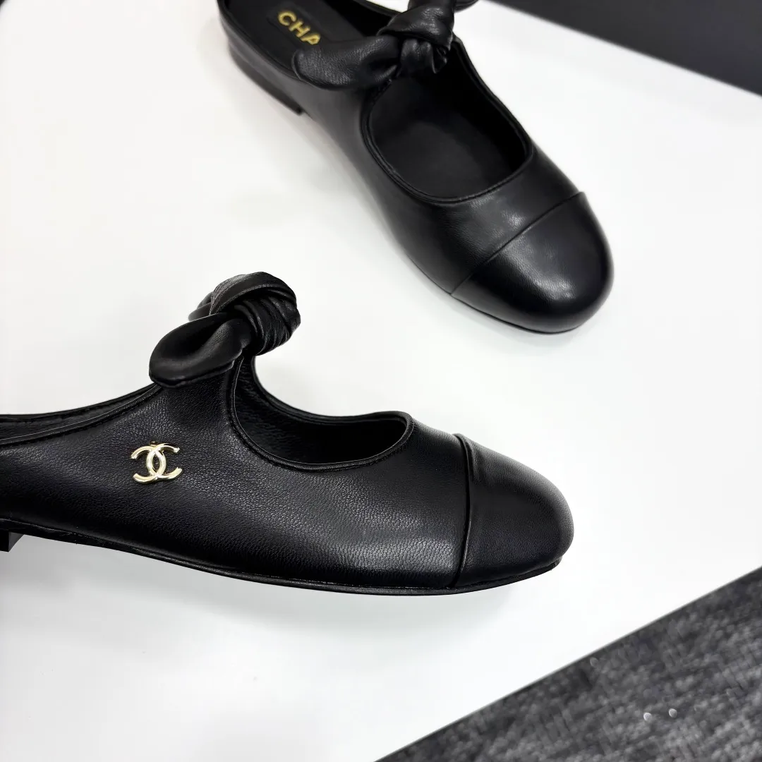 👟👟Ex-factory price 480👟👟 Chanel 25C Early Spring Mary Jane Shoes Series This season’s shoes are all great! The pure black Mary Jane is very comfortable on the feet and the upper leather is also very soft, so you don’t have to worry about rubbing your feet. The bunny ears are also very cute, and the black and white color matching and black fabric cover are very nice. Upper cowhide, inner sheepskin, genuine leather outsole Size: 35-39 40/41 Customized, non-refundable and non-exchangeable